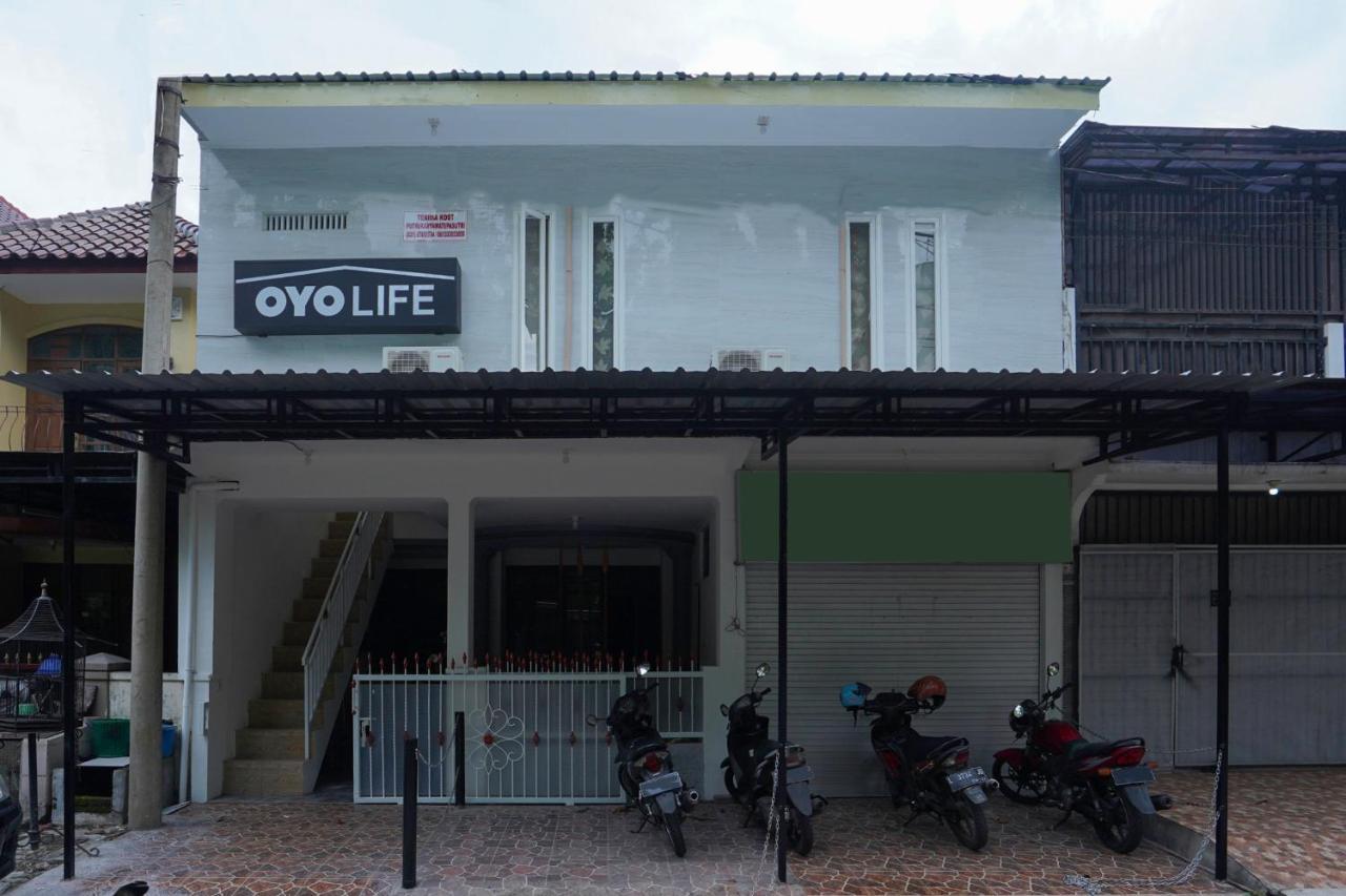 Oyo Life 2498 Kost Putri Purimas 23 Hotel Surabaya Exterior photo